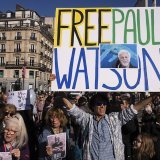Manifestation mercredi à Paris en faveur de l'acceptation par la France de la demande d'asile politique déposée par Paul Watson. KEYSTONE/AP/Louise Delmotte